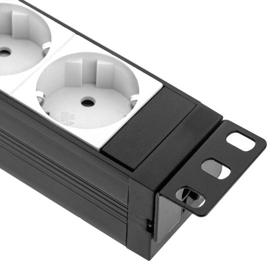 Tira de PVC com 9 tomadas tipo Schuko brancas e caixa preta para rack de 19” 1U