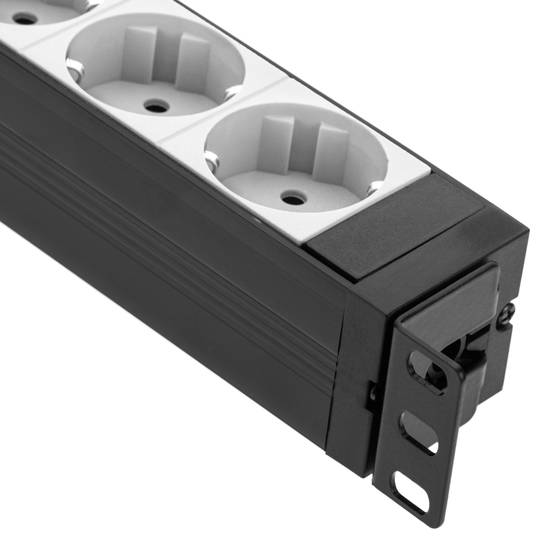 Tira de PVC com 9 tomadas tipo Schuko brancas e caixa preta para rack de 19” 1U