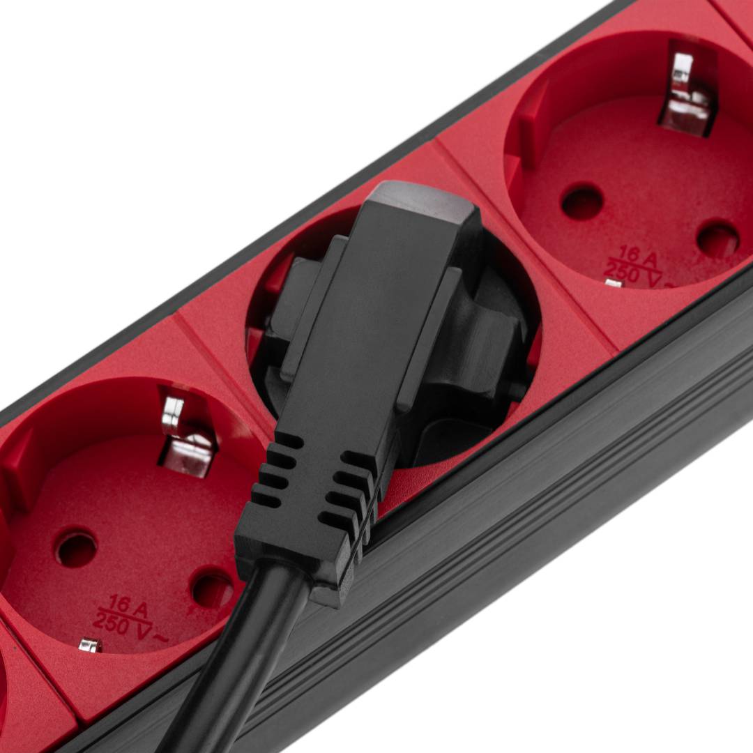 Striscia in PVC con 9 spine rosse tipo Schuko e custodia nera per armadio rack 19” 1U