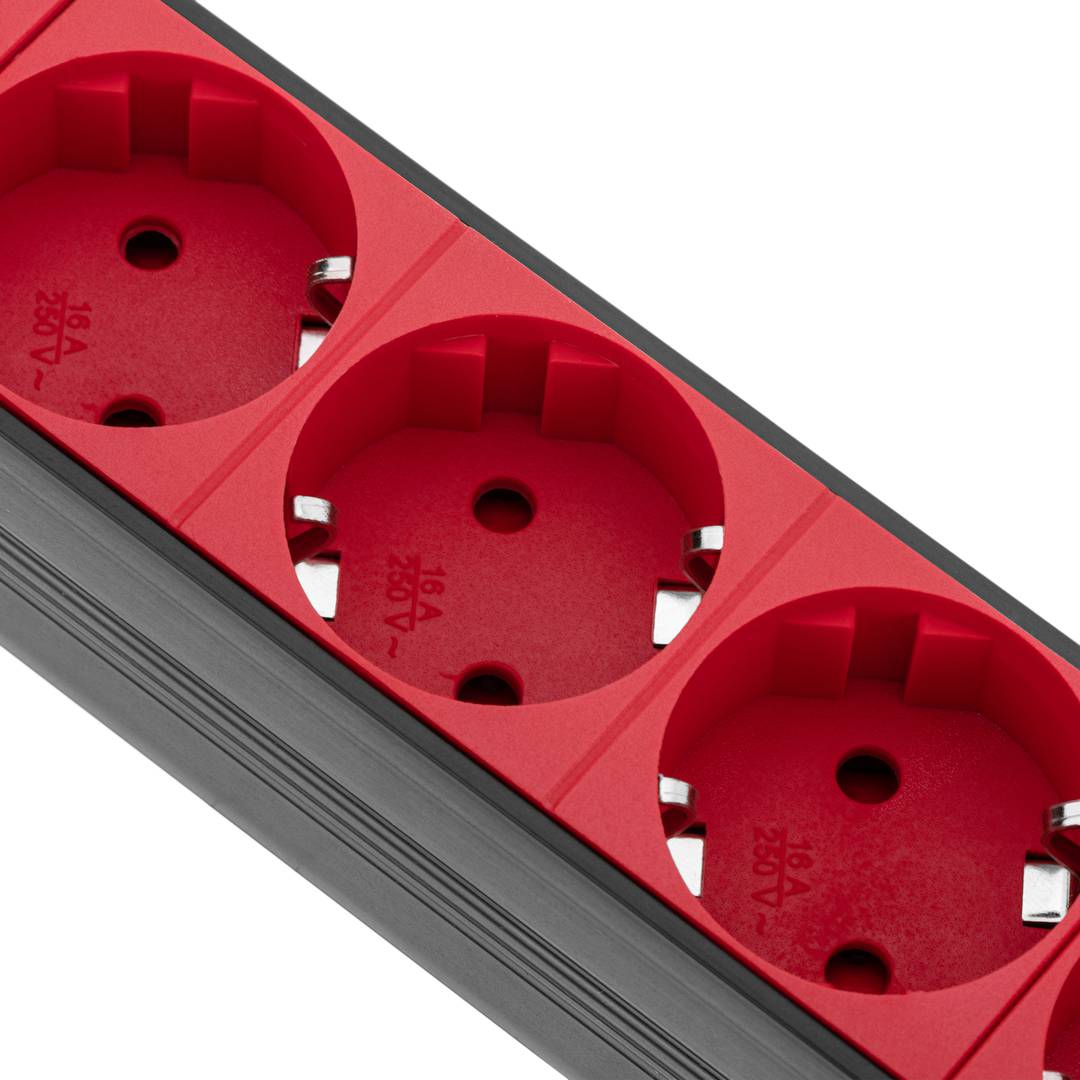 Striscia in PVC con 9 spine rosse tipo Schuko e custodia nera per armadio rack 19” 1U