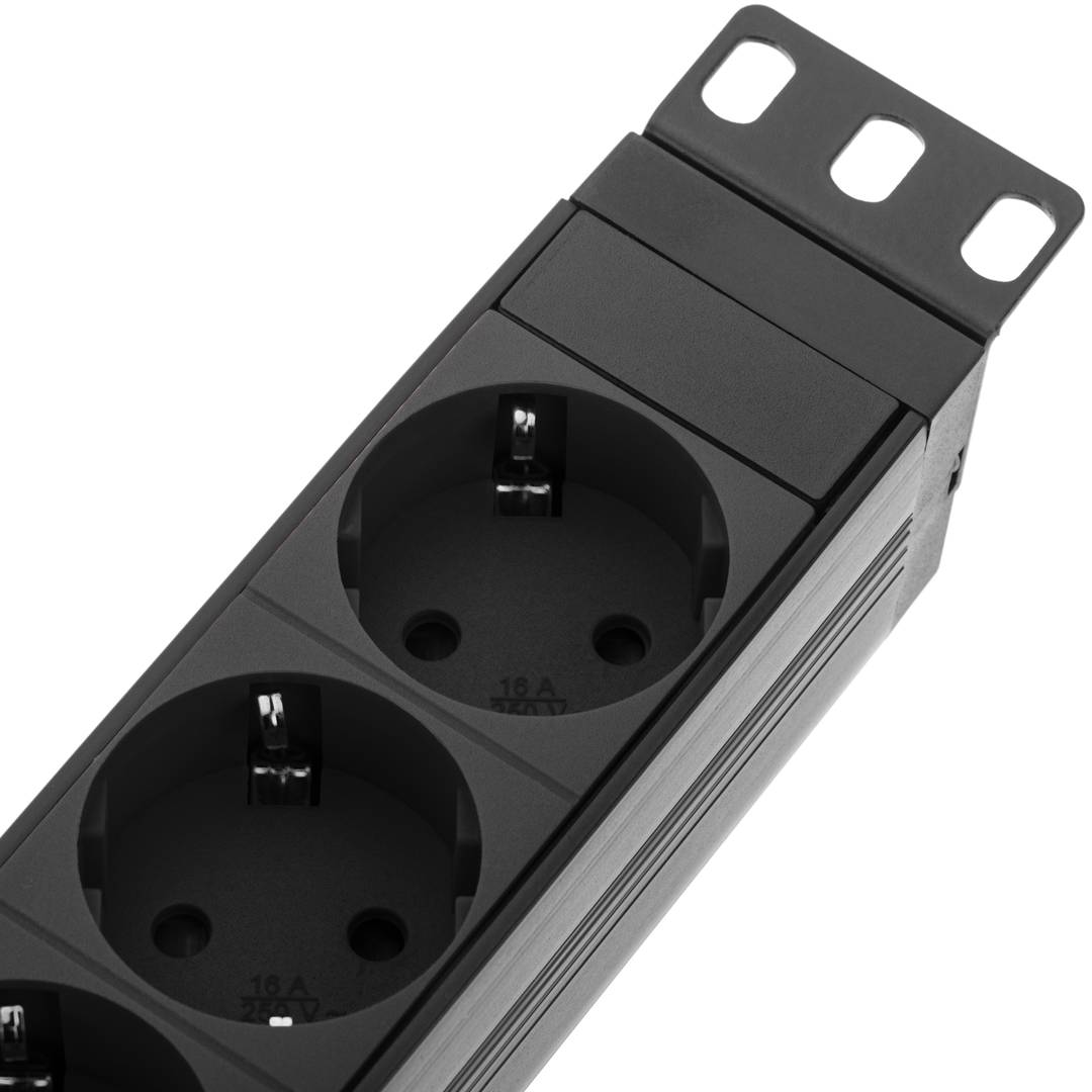 Multipresa in PVC per armadio rack 19” 1U con 6 Schuko e custodia nera e interruttore tipo B