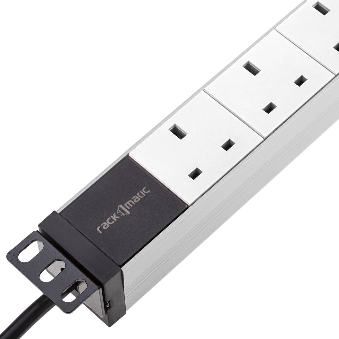 Multipresa per armadio rack 19” 1U con involucro in PVC bianco e grigio 7 UK BS