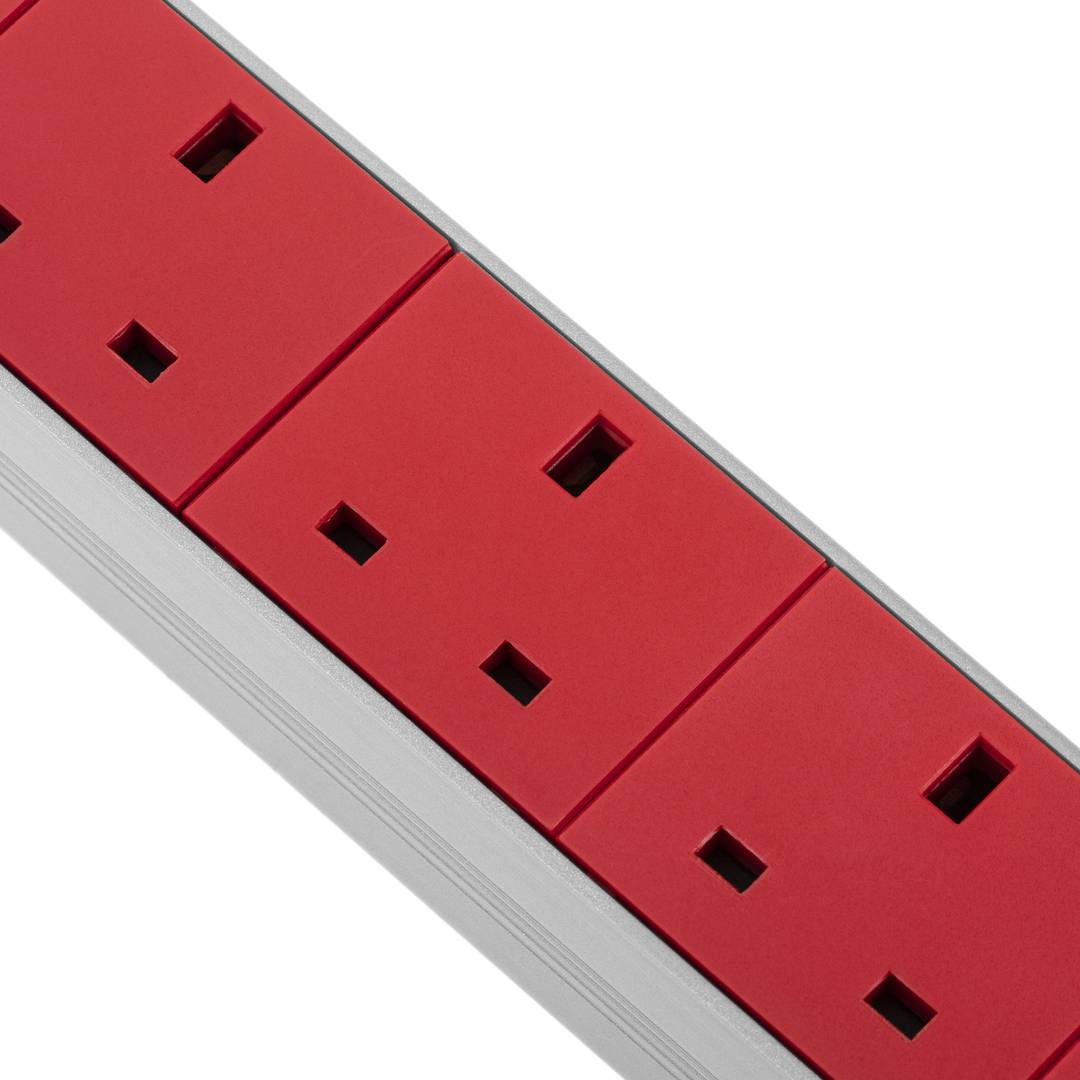 Regleta de 4 enchufes schuko compatible con armario rack de 19” color rojo