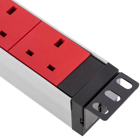 Stekkerdoos voor rackkast 19” 1U met 7 UK BS rode en grijze PVC-behuizing