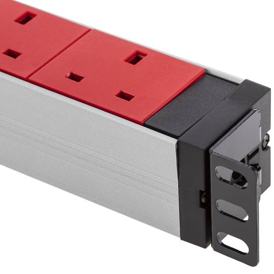 Stekkerdoos voor rackkast 19” 1U met 7 UK BS rode en grijze PVC-behuizing