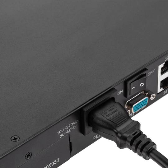 Rackconsole met 17-inch display en 32-poorts KVM-controller via UTP Cat.6-kabel
