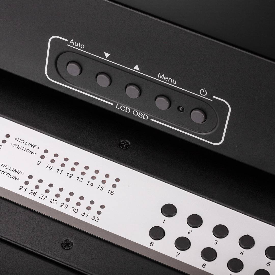 Rack console with 17