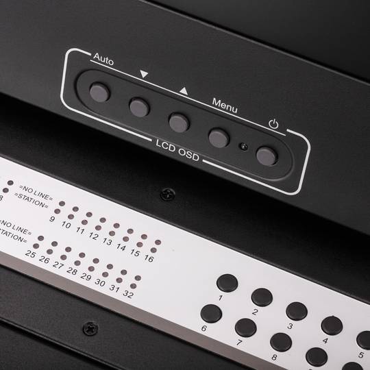 Rackconsole met 17-inch display en 32-poorts KVM-controller via UTP Cat.6-kabel