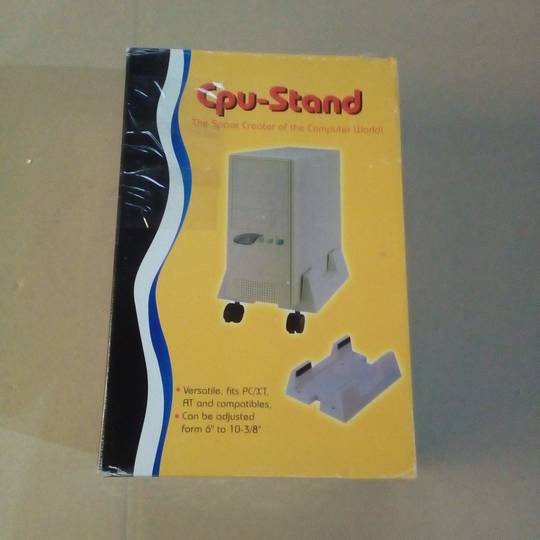 Czarny stojak na komputer PC na kółkach