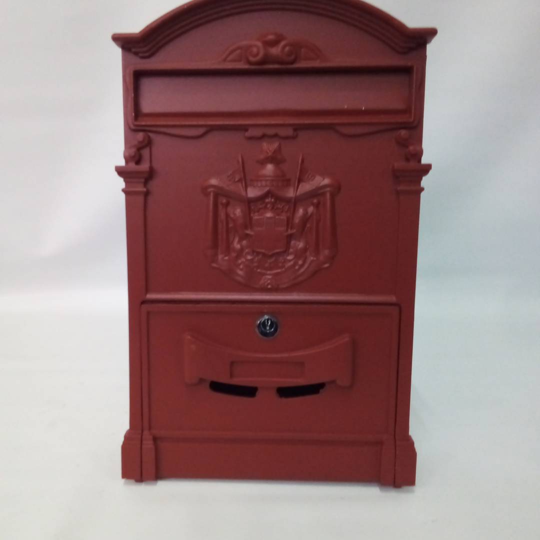 Antiker Briefkasten aus Metall für Briefe und Post in roter Farbe