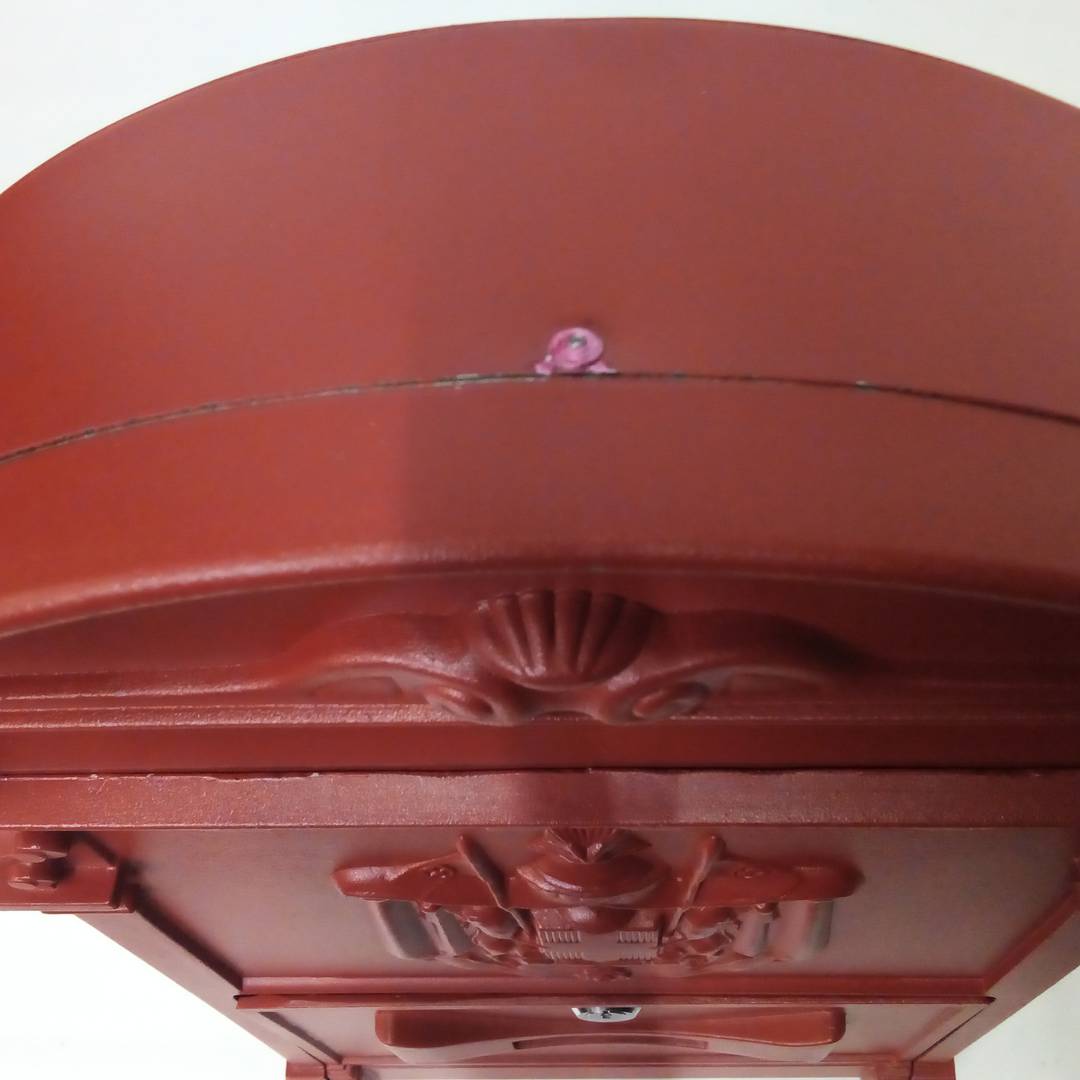 Antiker Briefkasten aus Metall für Briefe und Post in roter Farbe