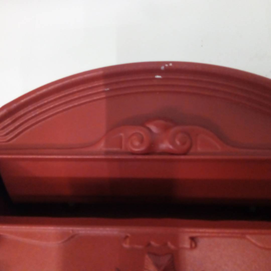 Antiker Briefkasten aus Metall für Briefe und Post in roter Farbe