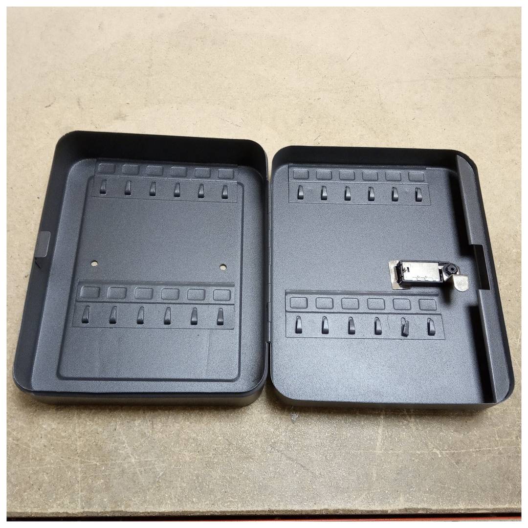 Key cabinet with 24 hooks and 3-digit combination lock