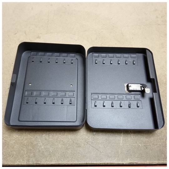 Key cabinet with 24 hooks and 3-digit combination lock