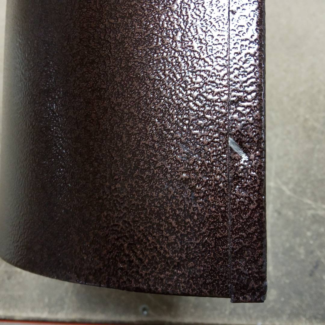 Zabytkowa żeliwna skrzynka pocztowa na listy i pocztę w kolorze rdzy