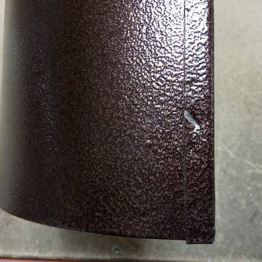 Zabytkowa żeliwna skrzynka pocztowa na listy i pocztę w kolorze rdzy