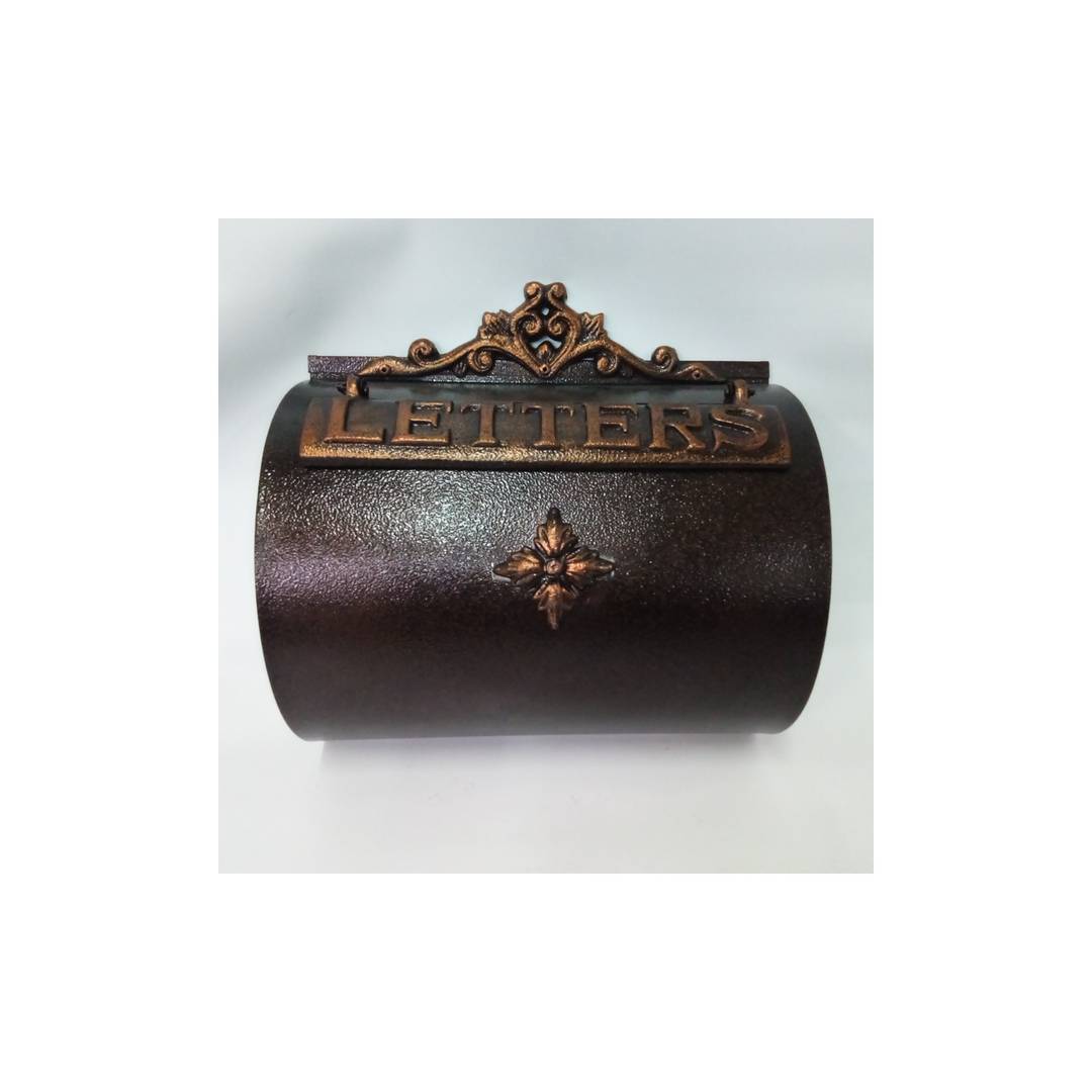 Zabytkowa żeliwna skrzynka pocztowa na listy i pocztę w kolorze rdzy