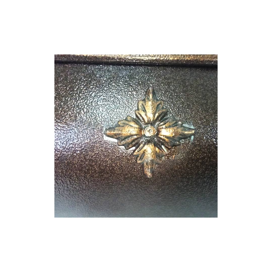 Zabytkowa żeliwna skrzynka pocztowa na listy i pocztę w kolorze rdzy