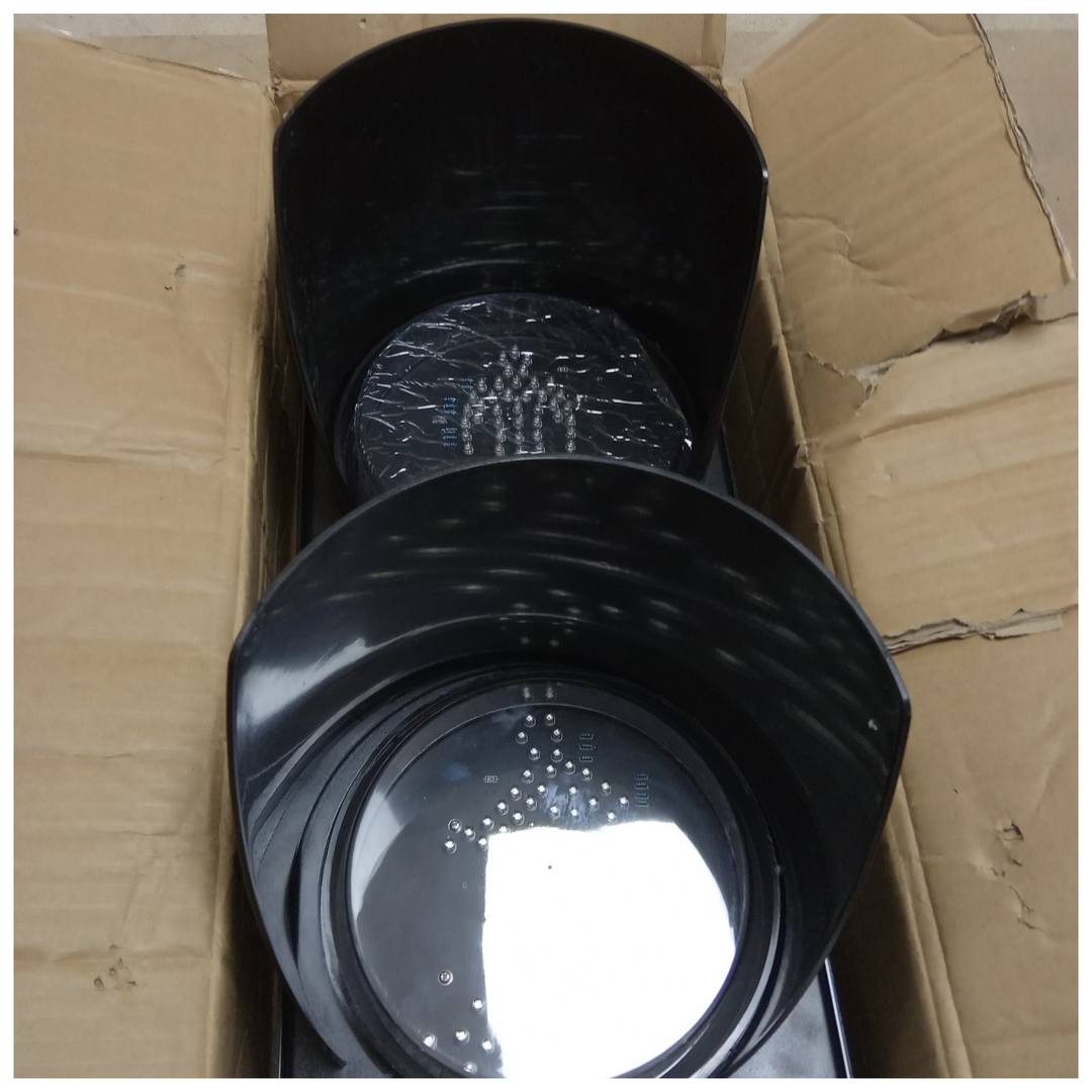 Semáforo para interior y exterior IP65 negro de 2 x 200mm de 12-24V con verde y roja para peatones