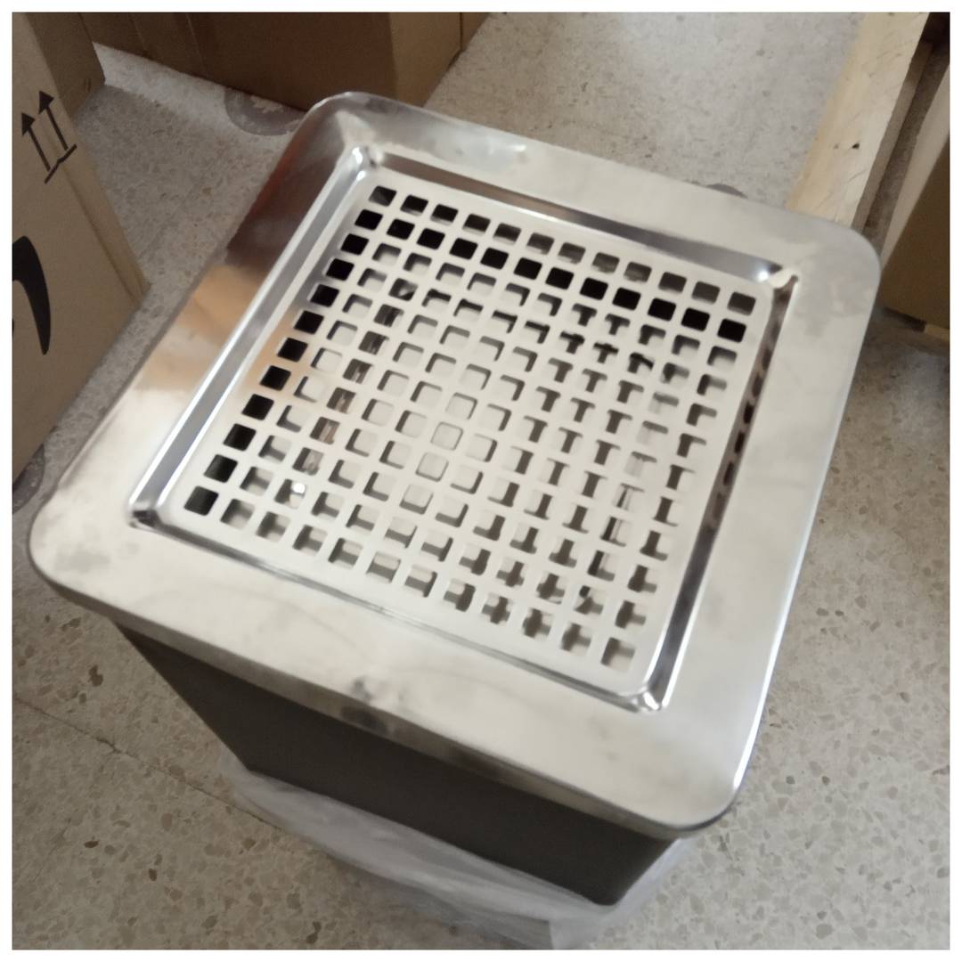 Lixeira retangular de pé com cinzeiro preto