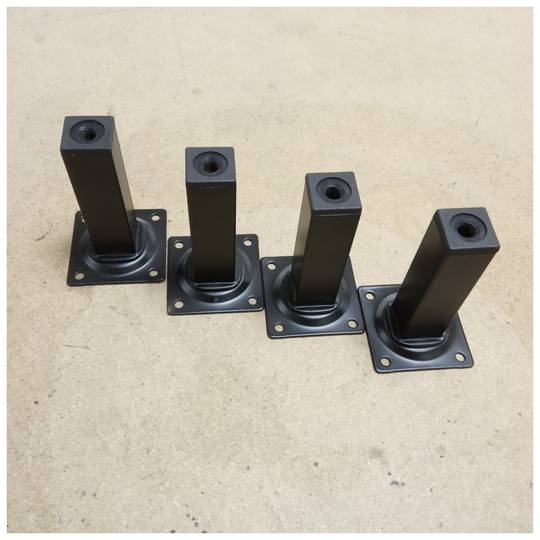 Peus quadrats per a taula i moble. Potes en acer negres de 10cm 4-pack