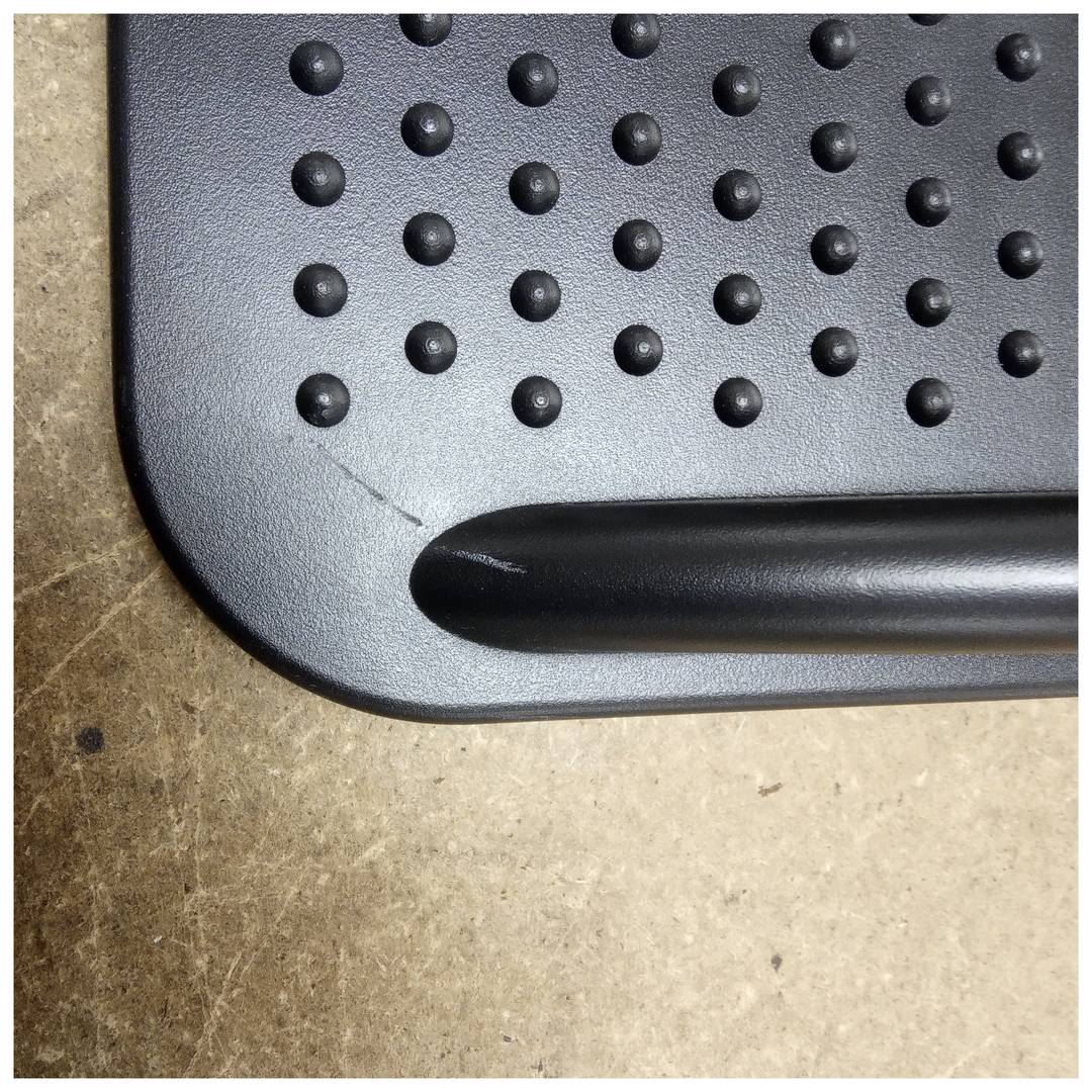 Pedana poggiapiedi regolabile in plastica nera 424 x 283 mm