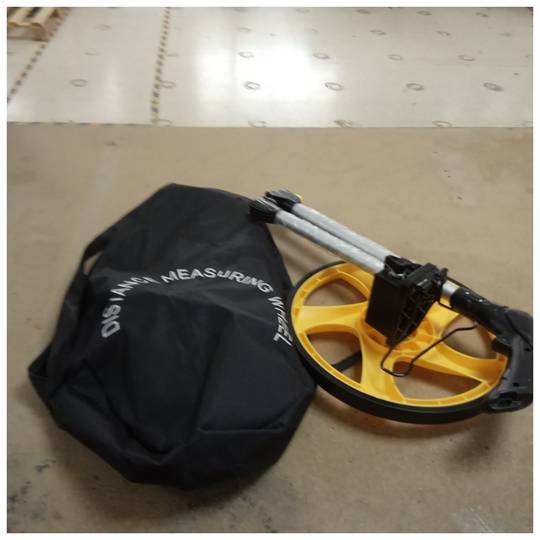 Radkilometer zur Entfernungsmessung. Topometer mit Durchmesser 320 mm und Höhe 850 mm