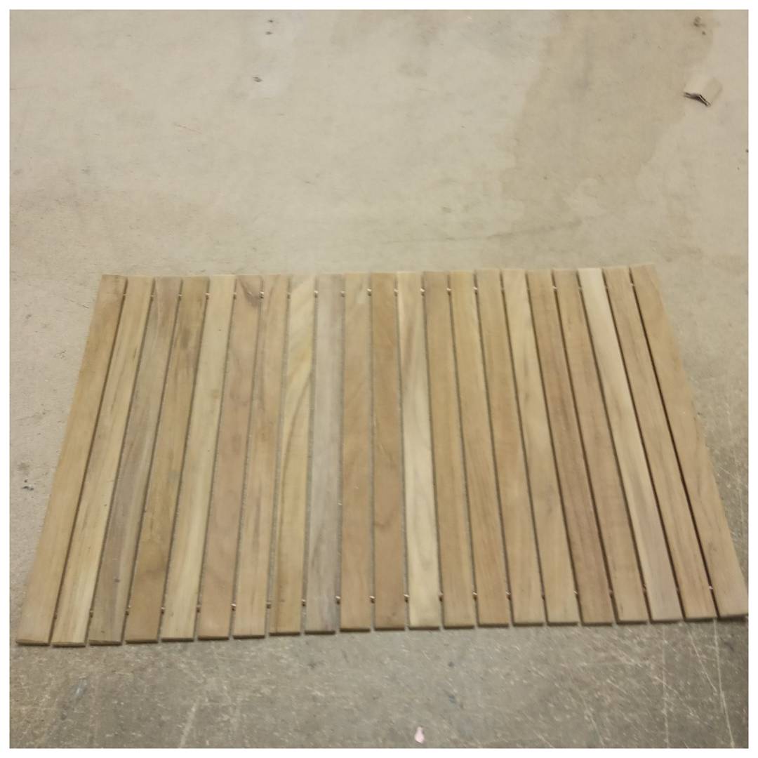 Rechthoekige en oprolbare bad- en douchemat 48 x 30 cm gemaakt van gecertificeerd teakhout