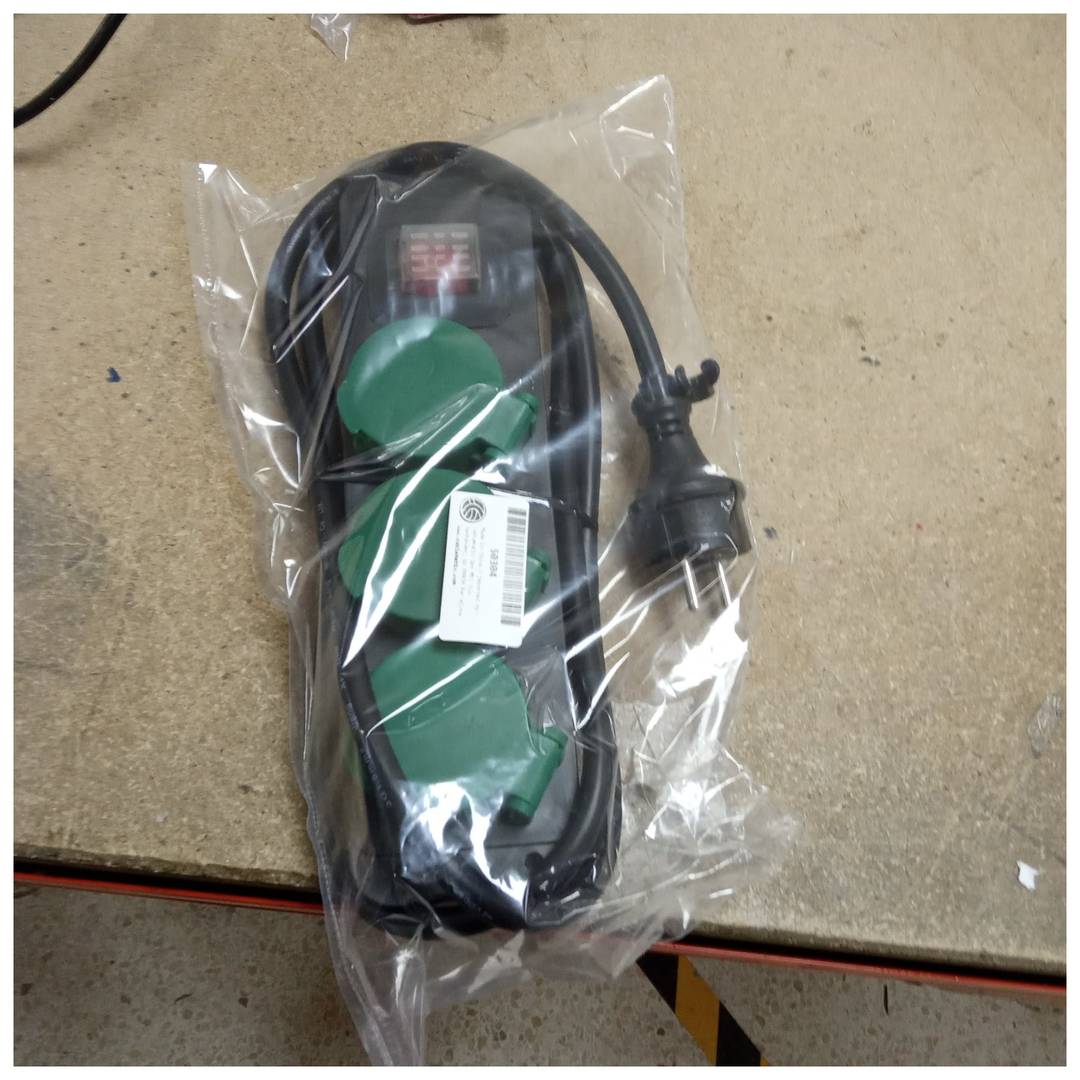 Ciabatta IP44 per esterno 3 schuko 16A 250V con interruttore e cavo 1.5m