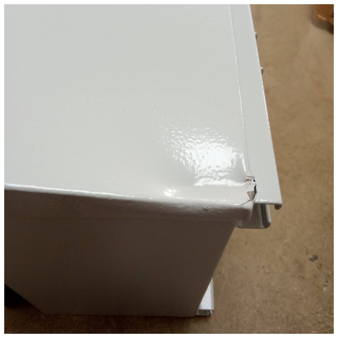 Metalen elektrische verdeelkast met IP65-bescherming voor bevestiging aan een paal van 250 x 300 x 200 mm