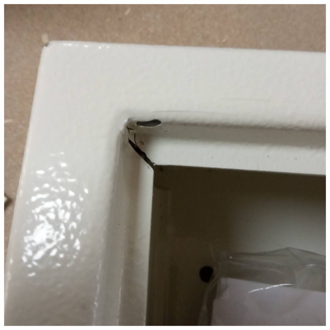 Armari de claus amb 18 ganxos. Caixa forta amb codi electrònic 30x10x37cm beix