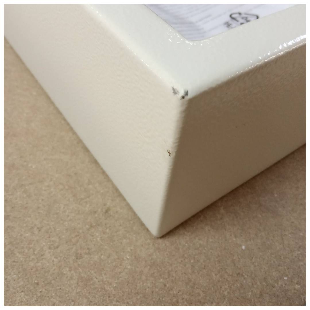 Armari de claus amb 18 ganxos. Caixa forta amb codi electrònic 30x10x37cm beix