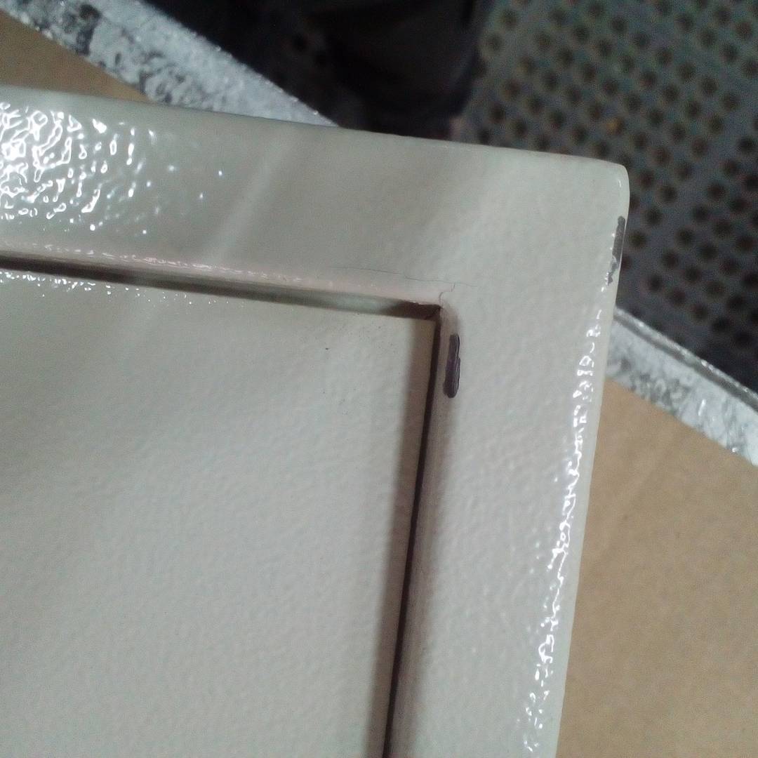 Armari de claus amb 18 ganxos. Caixa forta amb codi electrònic 30x10x37cm beix