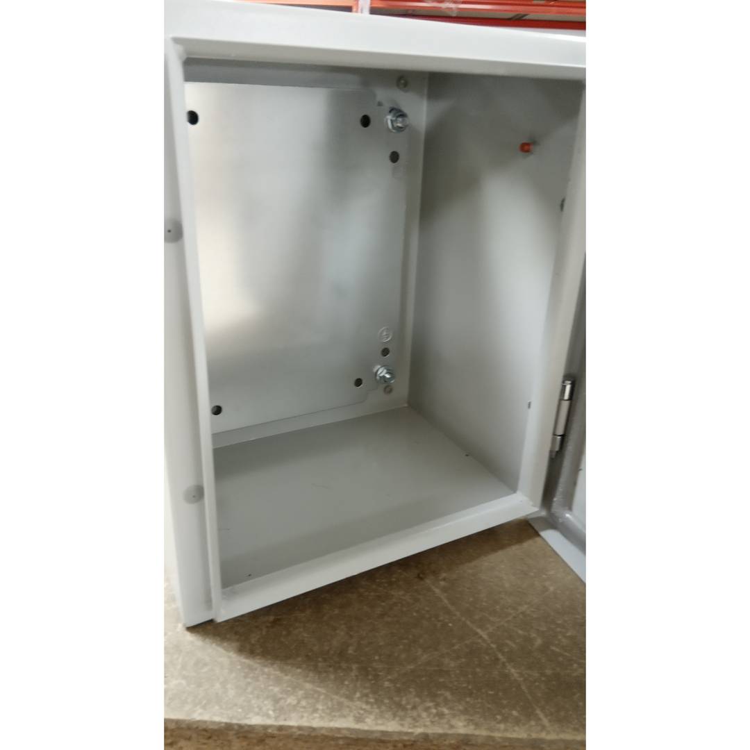 Metalowa skrzynka rozdzielcza o stopniu ochrony IP65 do montażu na ścianie 300x250x200mm