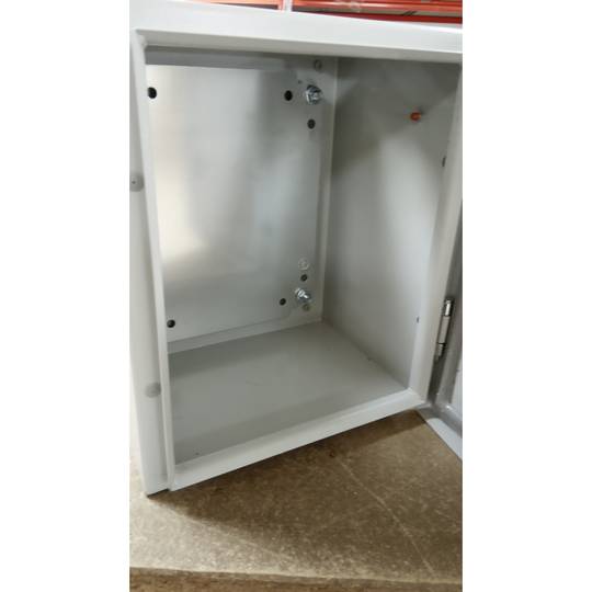 Metalowa skrzynka rozdzielcza o stopniu ochrony IP65 do montażu na ścianie 300x250x200mm