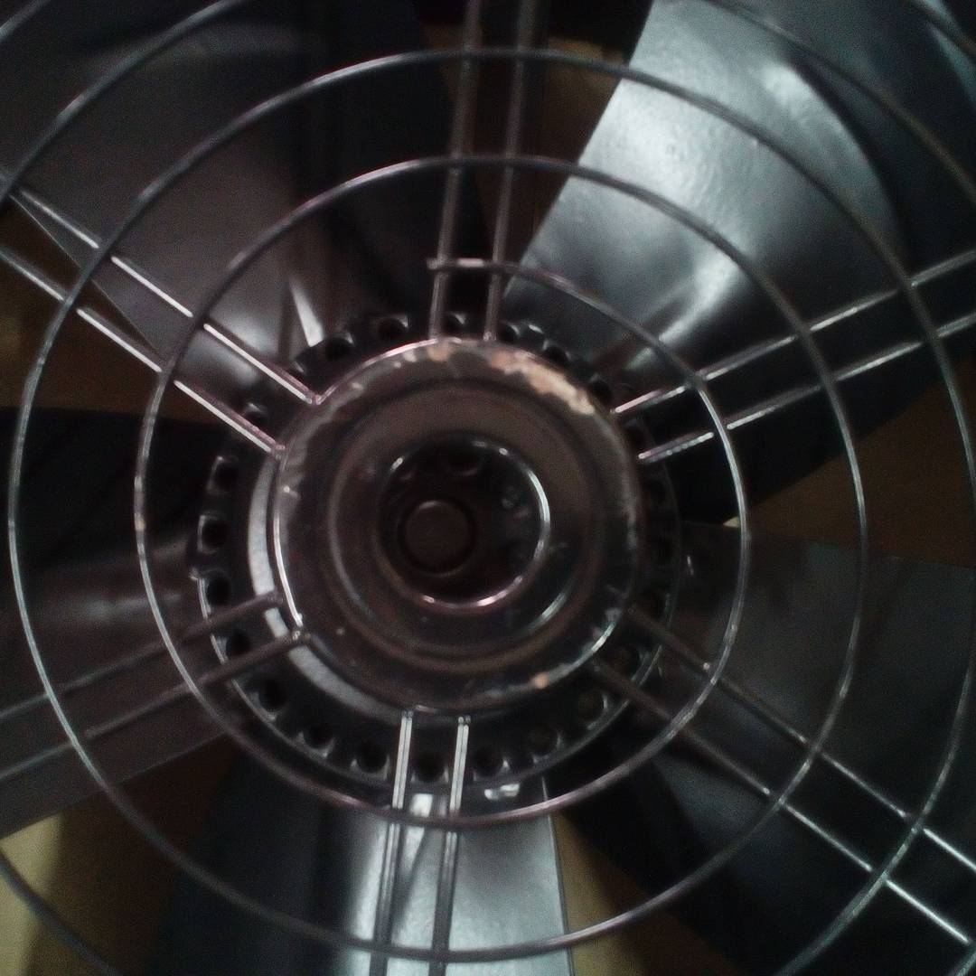 400 mm Rohrabsauger für Industrielüftung 1360 U/min rund 470x470x210 mm