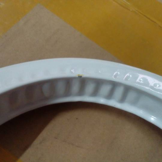 Penjador metàl·lic blanc multifuncional amb doble penjador i prestatge sota