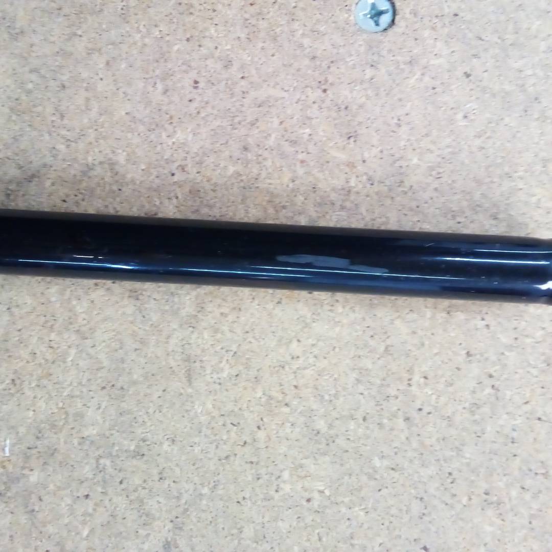 Steun voor het parkeren van fietsen op de grond. Parkeerplaats voor 2 fietsen