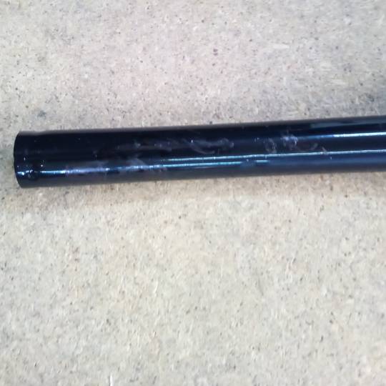 Steun voor het parkeren van fietsen op de grond. Parkeerplaats voor 2 fietsen