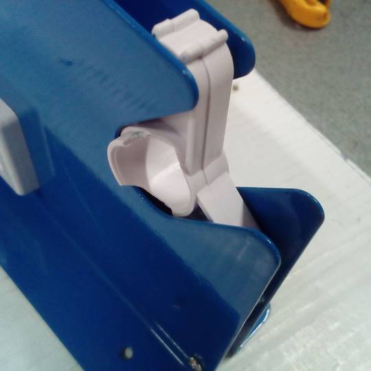Precintadora tanca bosses. Segelladora de bosses de plàstic amb 8 cintes adhesives