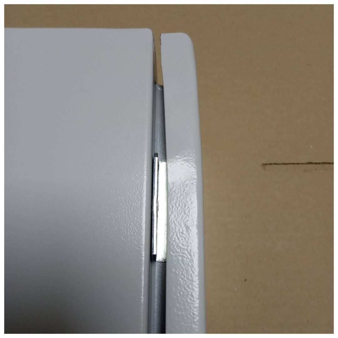 Caja de distribución eléctrica metálica con protección IP65 para fijación a pared 300x200x200mm