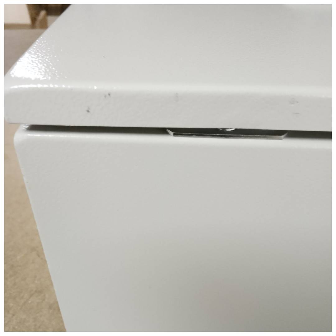 Caja de distribución eléctrica metálica con protección IP65 para fijación a pared 300x200x200mm