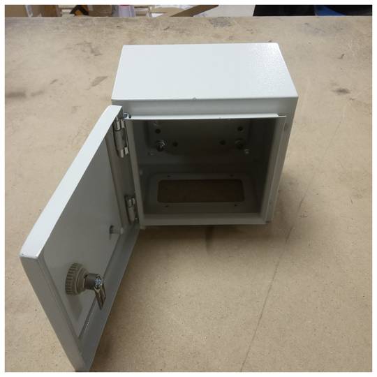 Metal electrical distribution box with IP65 protection for wall fixing 200x200x150mm