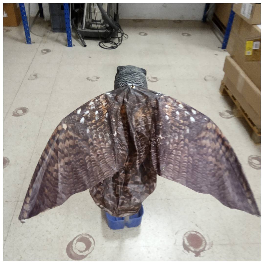 Ahuyentador de aves tipo estatua búho con alas que se mueven con el viento