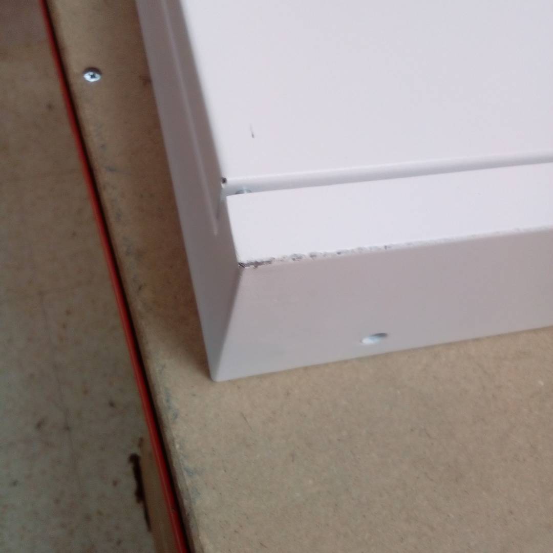 Gabinete de carregamento e transporte para 36 tablets e laptops brancos com 40 Schuko em 5 tiras