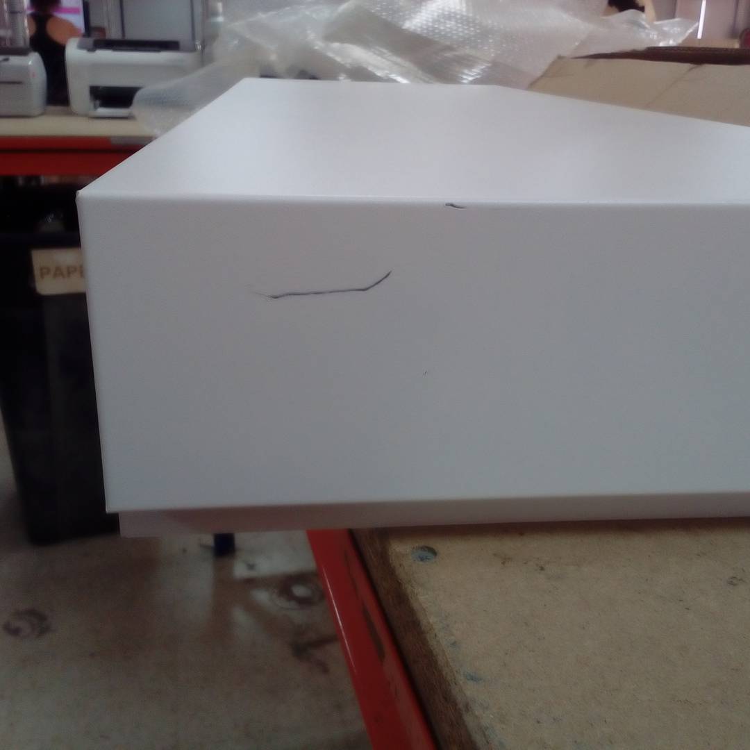 Gabinete de carregamento e transporte para 36 tablets e laptops brancos com 40 Schuko em 5 tiras