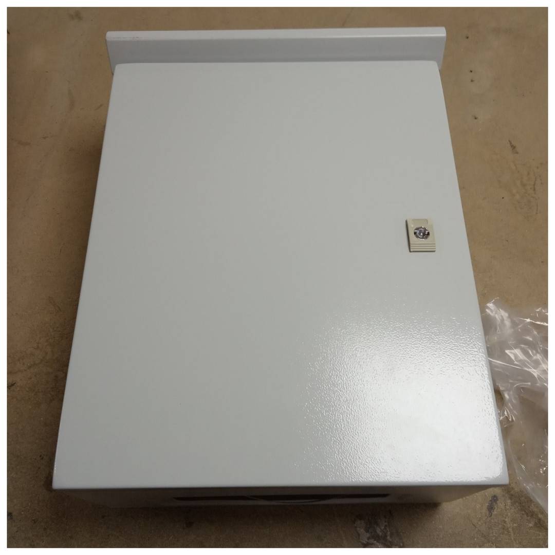 Elektroverteilerkasten aus Metall mit Schutzart IP65 zur Befestigung am Mast 400 x 500 x 200 mm