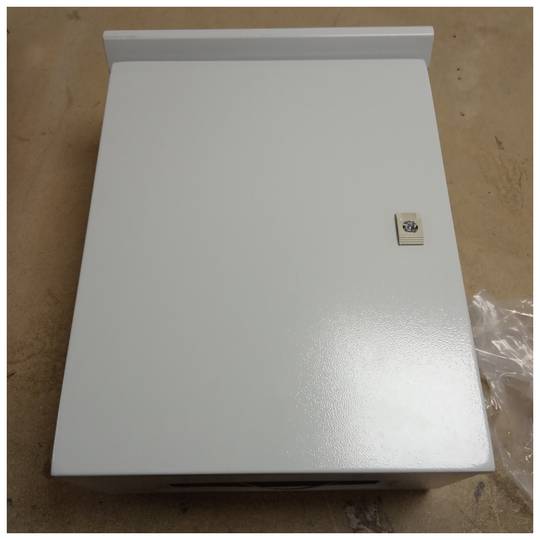 Elektroverteilerkasten aus Metall mit Schutzart IP65 zur Befestigung am Mast 400 x 500 x 200 mm