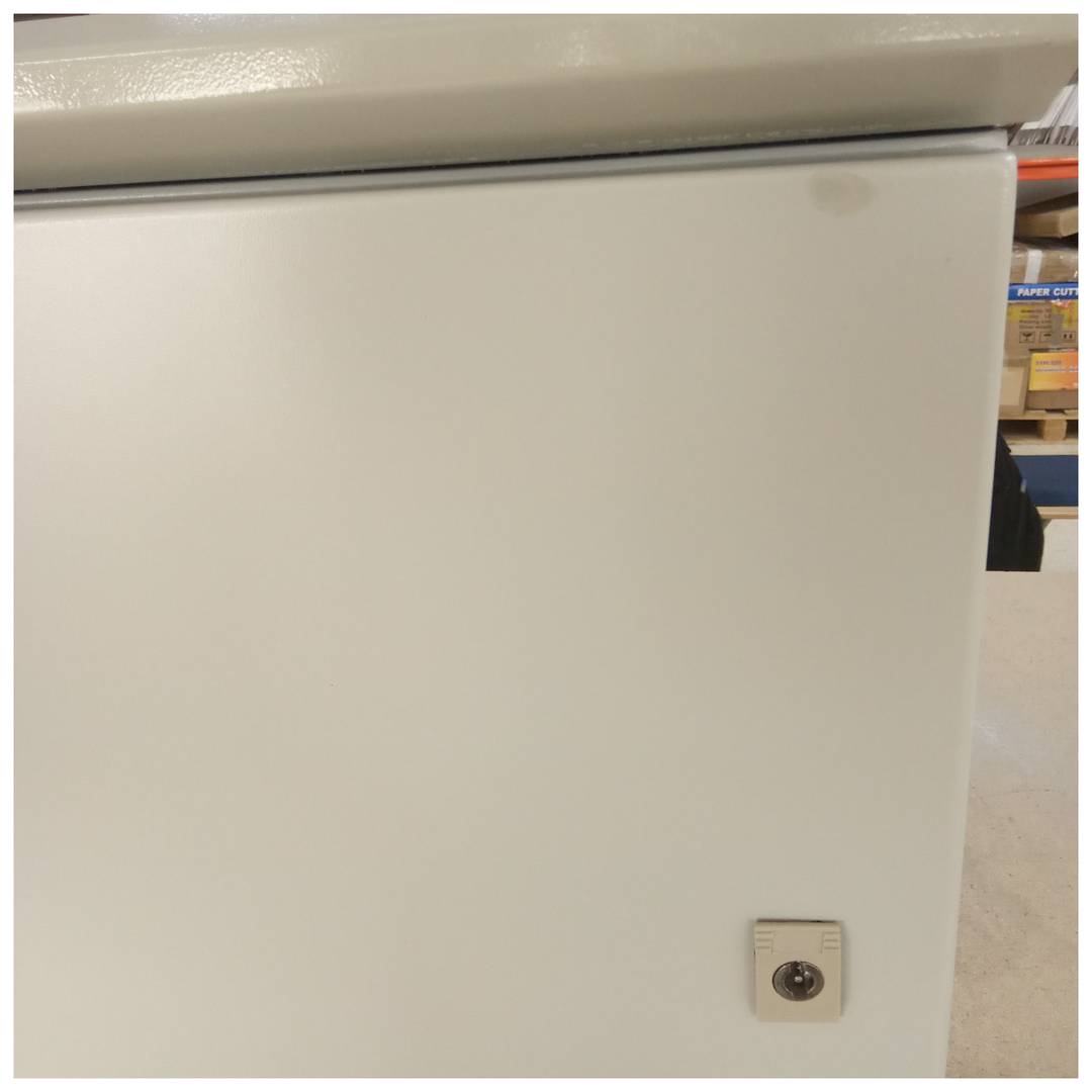 Caixa de distribuição elétrica metálica com proteção IP65 para fixação em poste 400 x 500 x 200 mm