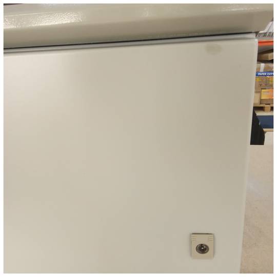 Caixa de distribuição elétrica metálica com proteção IP65 para fixação em poste 400 x 500 x 200 mm